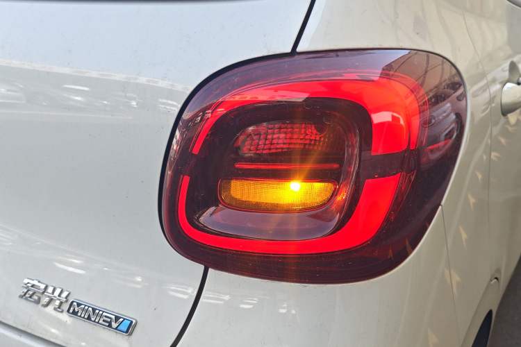 Used Wuling Hongguang MINIEV 2025 Four-Door Version Advanced Edition Right Rear Taillight