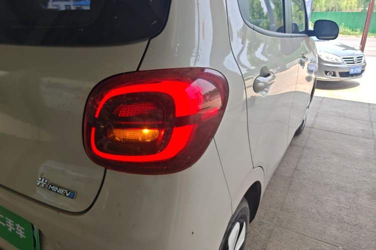 Used Wuling Hongguang MINIEV 2025 Four-Door Version Advanced Edition Right Rear Taillight