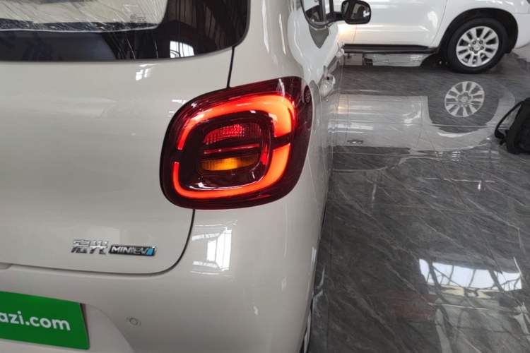 Used Wuling Hongguang MINIEV 2025 Four-Door Version Advanced Edition Right Rear Taillight