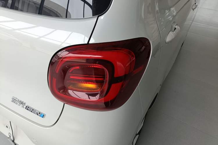 Used Wuling Hongguang MINIEV 2025 Four-Door Version Advanced Edition Right Rear Taillight