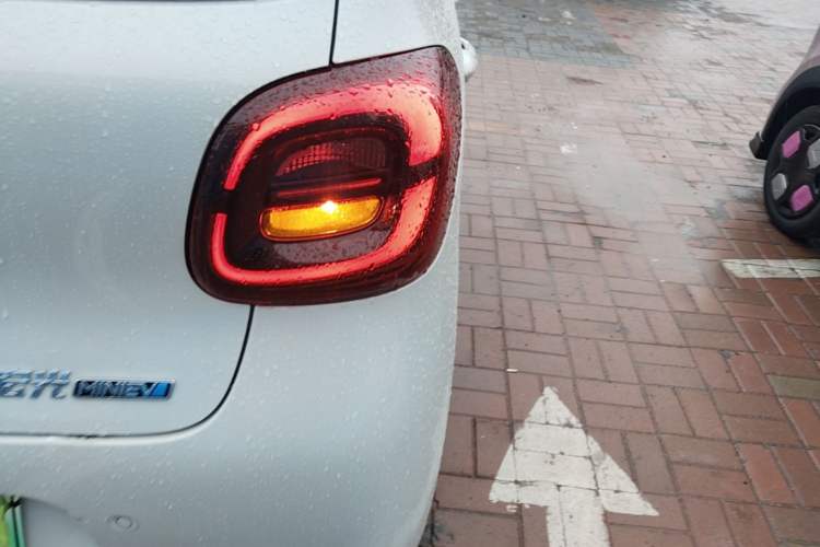 Used Wuling Hongguang MINIEV 2025 Four-Door Version Zhenxiang+ Edition Right Rear Taillight