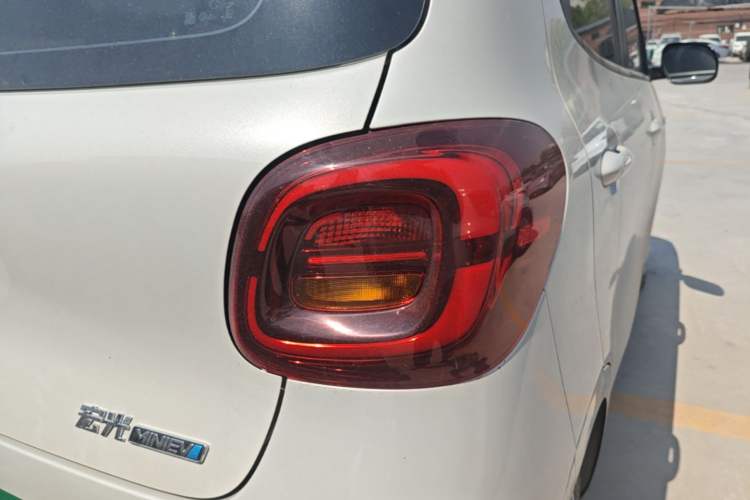 Used Wuling Hongguang MINIEV 2025 Four-Door Version Advanced Edition Right Rear Taillight