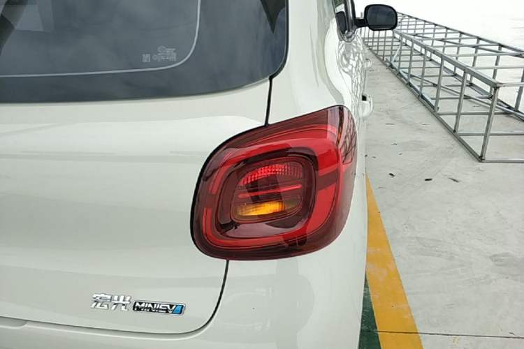 Used Wuling Hongguang MINIEV 2025 Four-Door Version Advanced Edition Right Rear Taillight