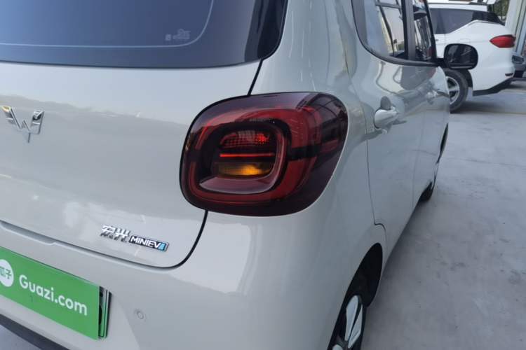 Used Wuling Hongguang MINIEV 2025 Four-Door Version Advanced Edition Right Rear Taillight