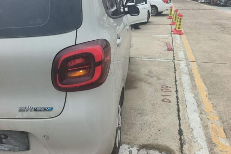 Used Wuling Hongguang MINIEV 2025 Four-Door Version Advanced Edition Right Rear Taillight