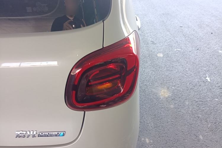 Used Wuling Hongguang MINIEV 2025 Four-Door Version Advanced Edition Right Rear Taillight