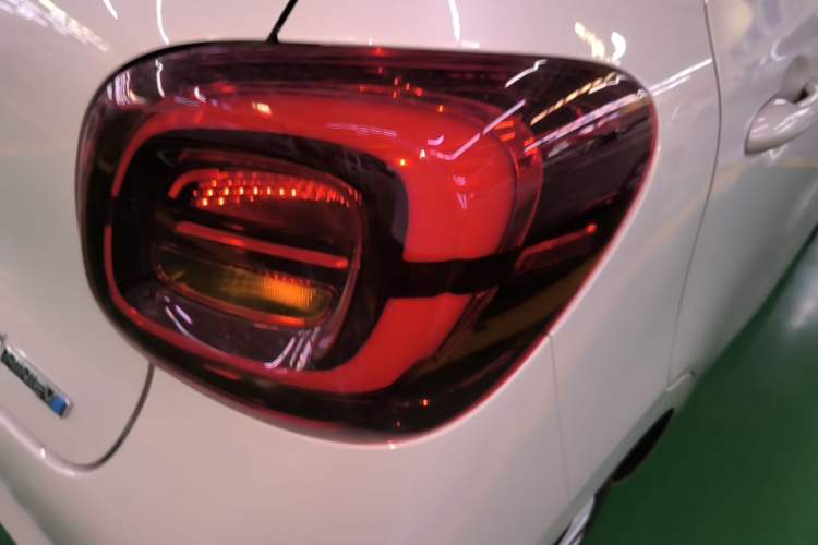Used Wuling Hongguang MINIEV 2025 Four-Door Version Advanced Edition Right Rear Taillight