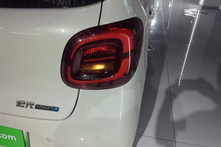 Used Wuling Hongguang MINIEV 2025 Four-Door Version Advanced Edition Right Rear Taillight