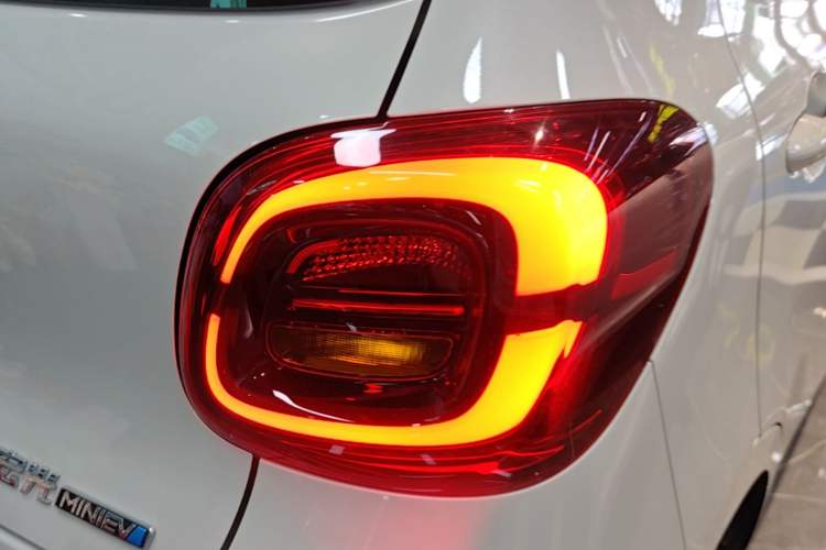 Used Wuling Hongguang MINIEV 2025 Four-Door Version Advanced Edition Right Rear Taillight