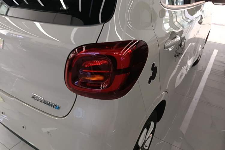 Used Wuling Hongguang MINIEV 2025 Four-Door Version Advanced Edition Right Rear Taillight