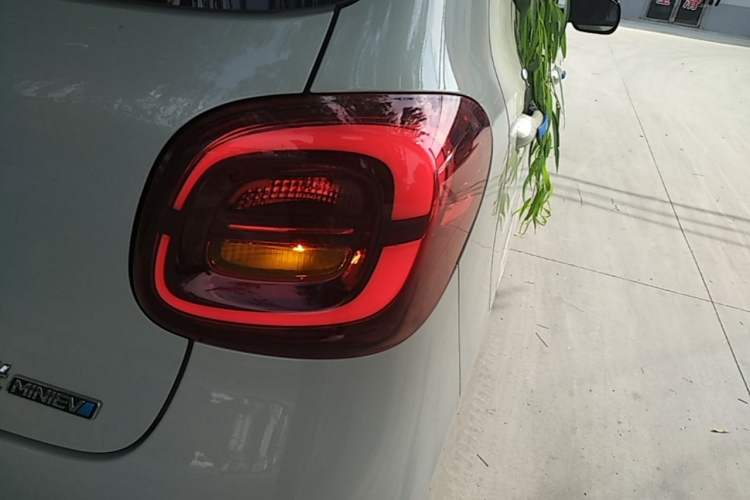 Used Wuling Hongguang MINIEV 2025 Four-Door Version Advanced Edition Right Rear Taillight
