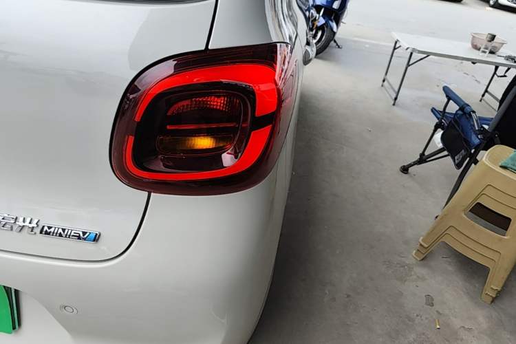 Used Wuling Hongguang MINIEV 2025 Four-Door Version Advanced Edition Right Rear Taillight