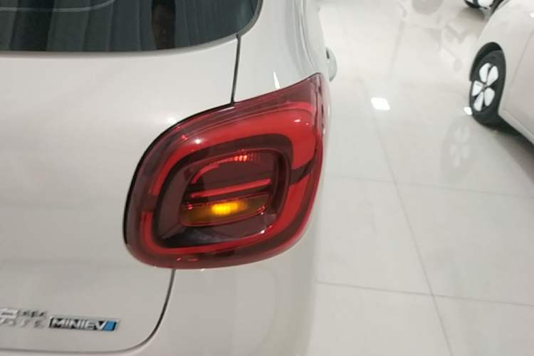 Used Wuling Hongguang MINIEV 2025 Four-Door Version Advanced Edition Right Rear Taillight