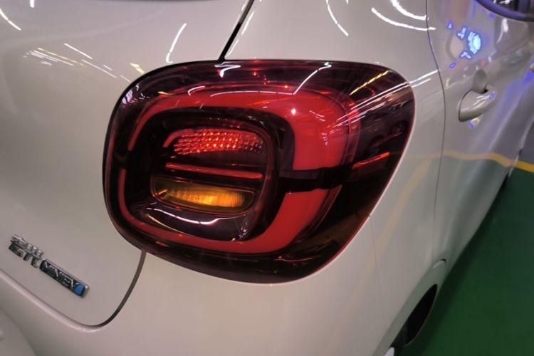 Used Wuling Hongguang MINIEV 2025 Four-Door Version Advanced Edition Right Rear Taillight