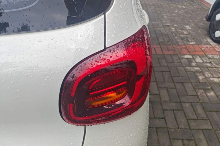 Used Wuling Hongguang MINIEV 2025 Four-Door Version Advanced Edition Right Rear Taillight