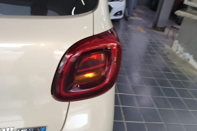 Used Wuling Hongguang MINIEV 2025 Four-Door Version Advanced Edition Right Rear Taillight