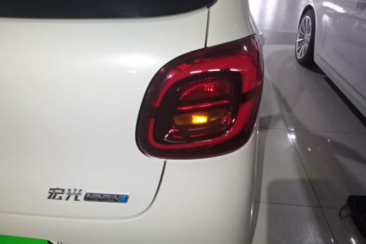 Used Wuling Hongguang MINIEV 2025 Four-Door Version Advanced Edition Right Rear Taillight