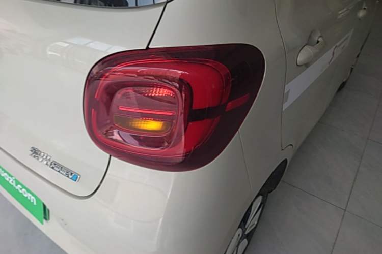 Used Wuling Hongguang MINIEV 2025 Four-Door Version Advanced Edition Right Rear Taillight