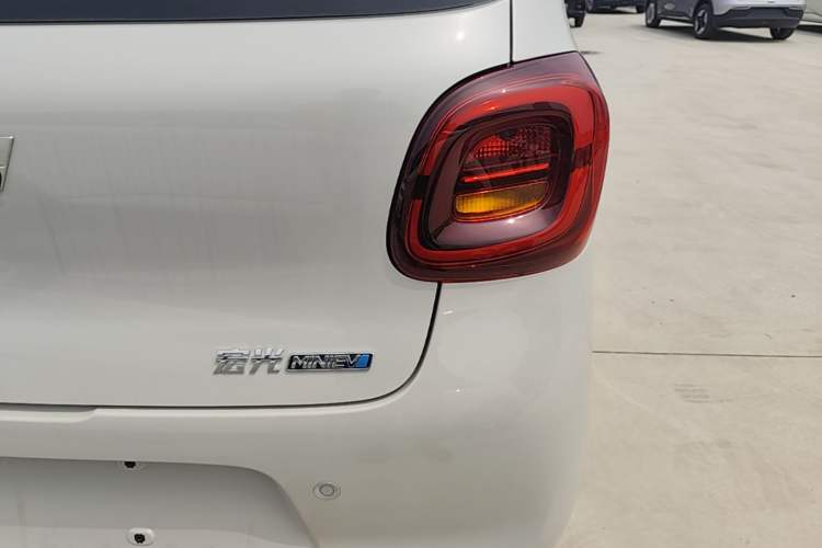Used Wuling Hongguang MINIEV 2025 Four-Door Version Advanced Edition Right Rear Taillight