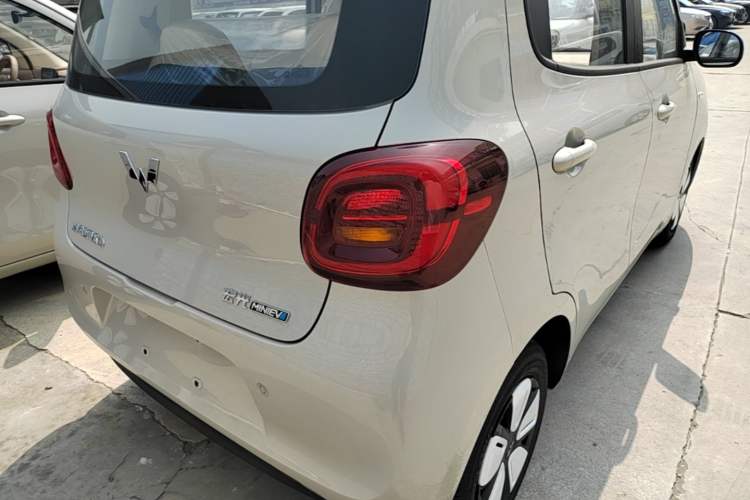 Used Wuling Hongguang MINIEV 2025 Four-Door Version Advanced Edition Right Rear Taillight