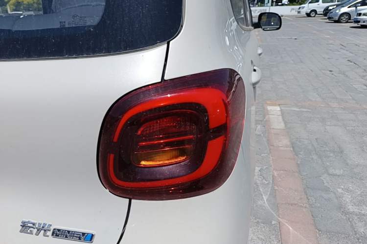 Used Wuling Hongguang MINIEV 2025 Four-Door Version Advanced Edition Right Rear Taillight
