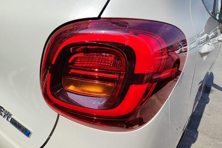 Used Wuling Hongguang MINIEV 2025 Four-Door Version Advanced Edition Right Rear Taillight