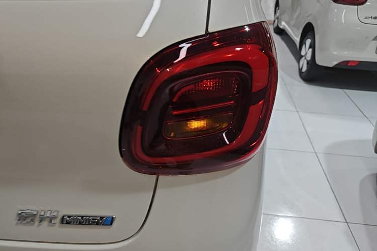 Used Wuling Hongguang MINIEV 2025 Four-Door Version Advanced Edition Right Rear Taillight