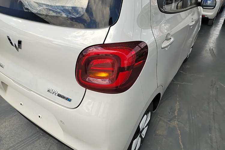 Used Wuling Hongguang MINIEV 2025 Four-Door Version Advanced Edition Right Rear Taillight