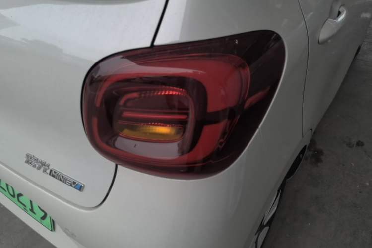 Used Wuling Hongguang MINIEV 2025 Four-Door Version Advanced Edition Right Rear Taillight