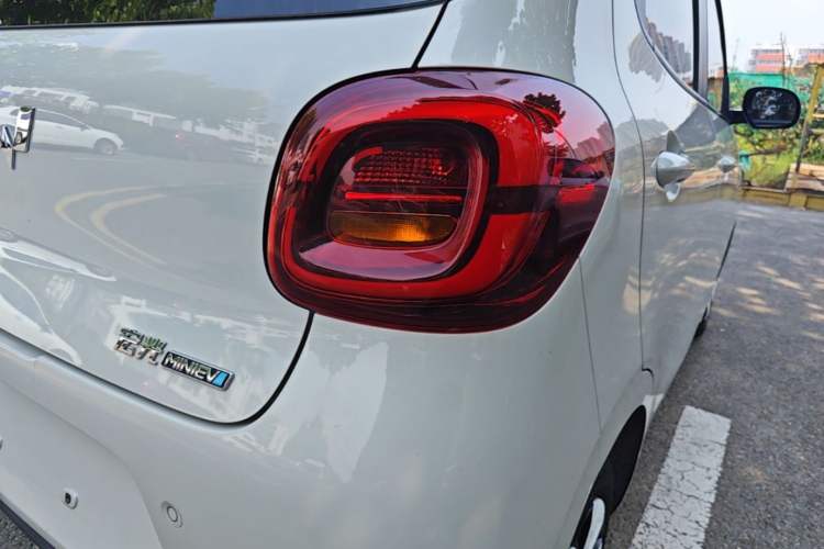 Used Wuling Hongguang MINIEV 2025 Four-Door Version Advanced Edition Right Rear Taillight