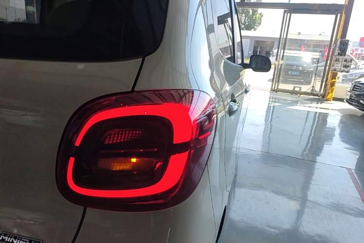 Used Wuling Hongguang MINIEV 2025 Four-Door Version Advanced Edition Right Rear Taillight