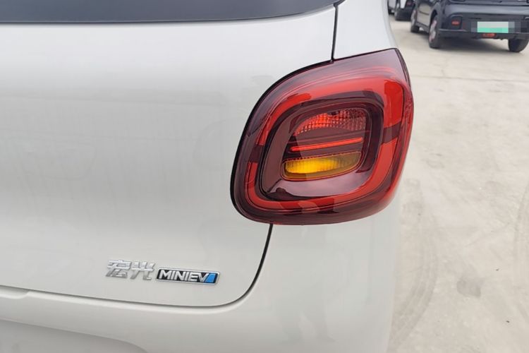 Used Wuling Hongguang MINIEV 2025 Four-Door Version Advanced Edition Right Rear Taillight