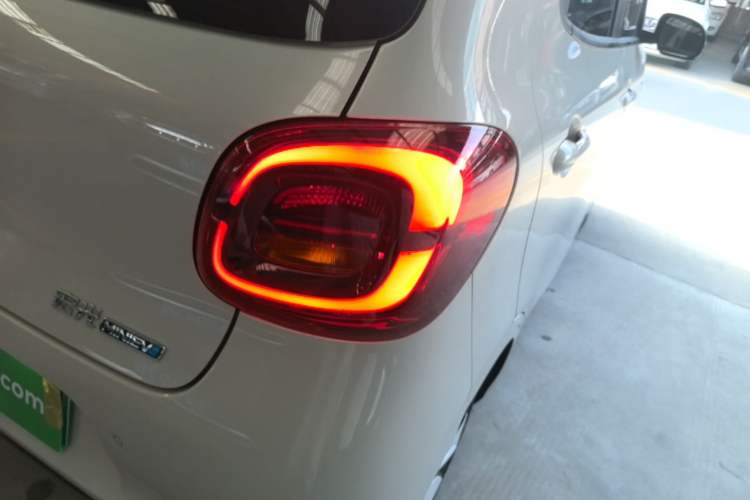 Used Wuling Hongguang MINIEV 2025 Four-Door Version Advanced Edition Right Rear Taillight