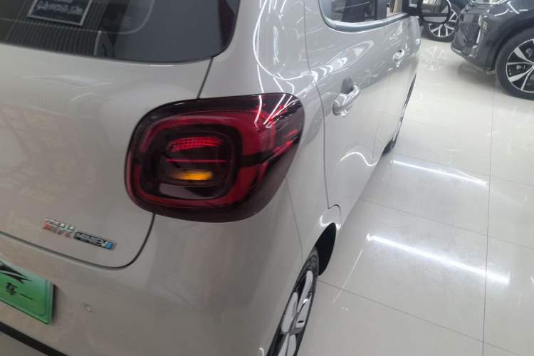Used Wuling Hongguang MINIEV 2025 Four-Door Version Advanced Edition Right Rear Taillight