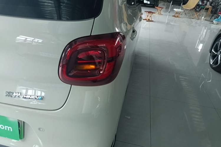 Used Wuling Hongguang MINIEV 2025 Four-Door Version Advanced Edition Right Rear Taillight