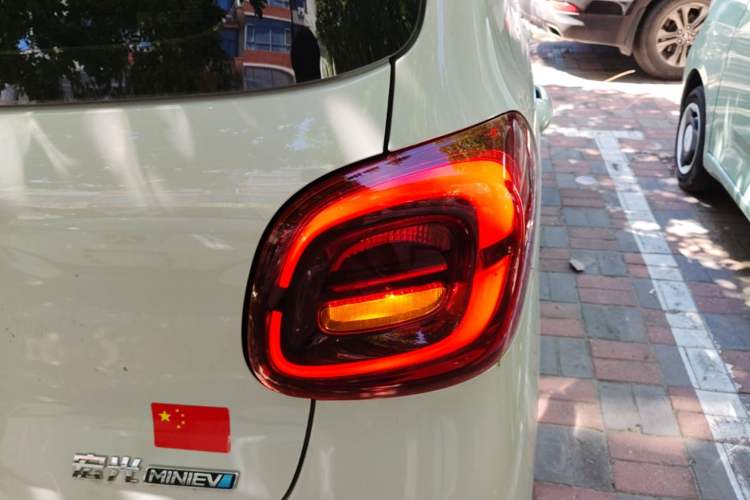 Used Wuling Hongguang MINIEV 2025 Four-Door Version Advanced Edition Right Rear Taillight