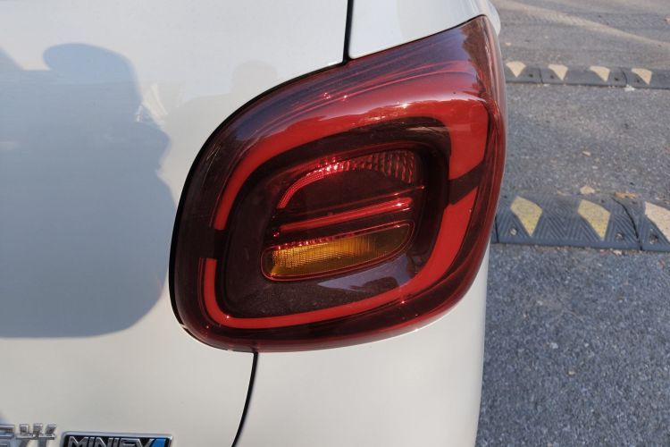 Used Wuling Hongguang MINIEV 2025 Four-Door Version Advanced Edition Right Rear Taillight