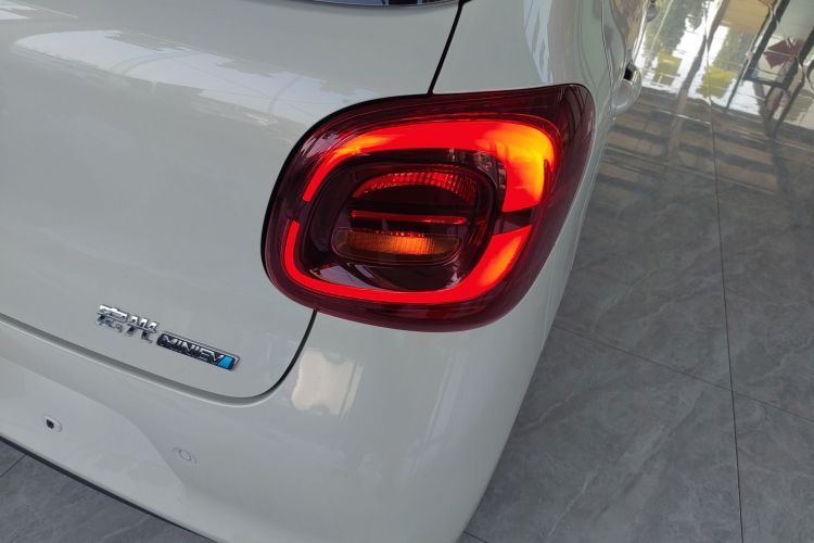 Used Wuling Hongguang MINIEV 2025 Four-Door Version Advanced Edition Right Rear Taillight