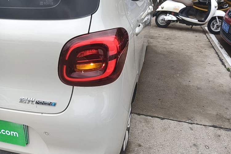 Used Wuling Hongguang MINIEV 2025 Four-Door Version Advanced Edition Right Rear Taillight
