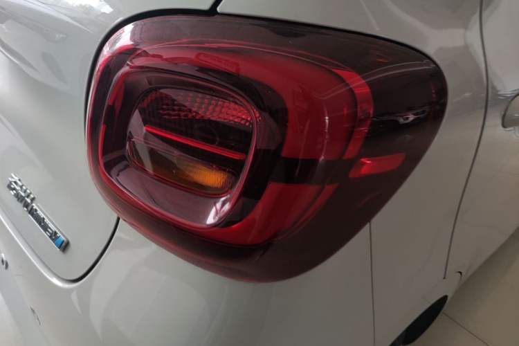 Used Wuling Hongguang MINIEV 2025 Four-Door Version Advanced Edition Right Rear Taillight