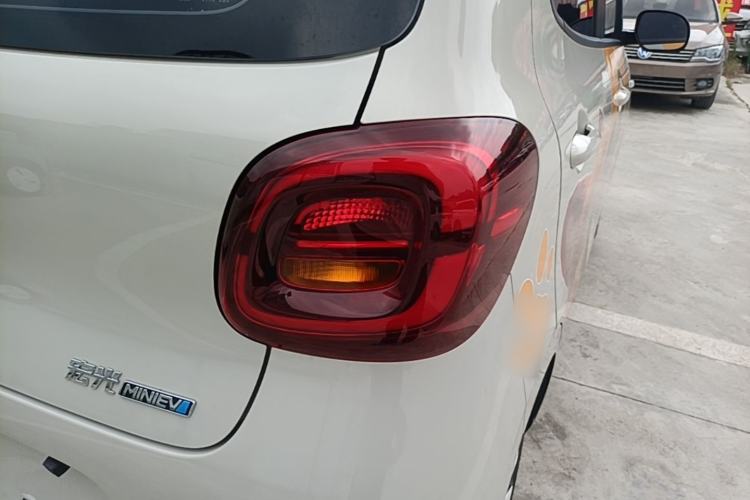 Used Wuling Hongguang MINIEV 2025 Four-Door Version Advanced Edition Right Rear Taillight