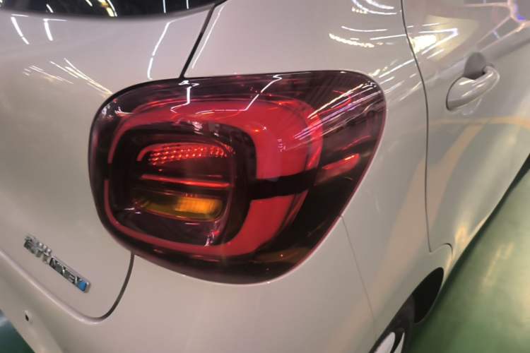 Used Wuling Hongguang MINIEV 2025 Four-Door Version Advanced Edition Right Rear Taillight