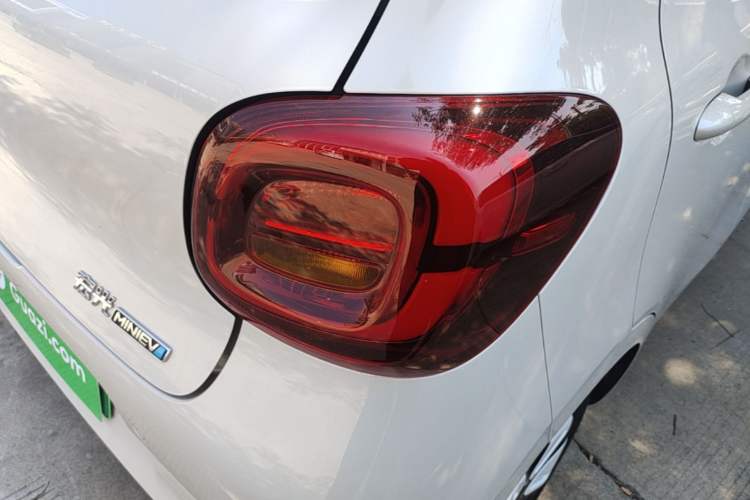 Used Wuling Hongguang MINIEV 2025 Four-Door Version Advanced Edition Right Rear Taillight