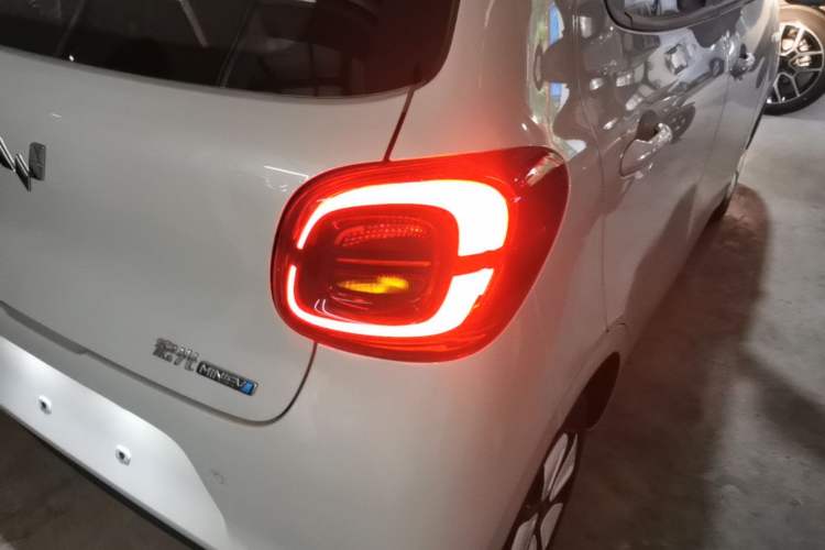 Used Wuling Hongguang MINIEV 2025 Four-Door Version Advanced Edition Right Rear Taillight