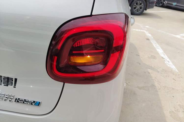 Used Wuling Hongguang MINIEV 2025 Four-Door Version Advanced Edition Right Rear Taillight
