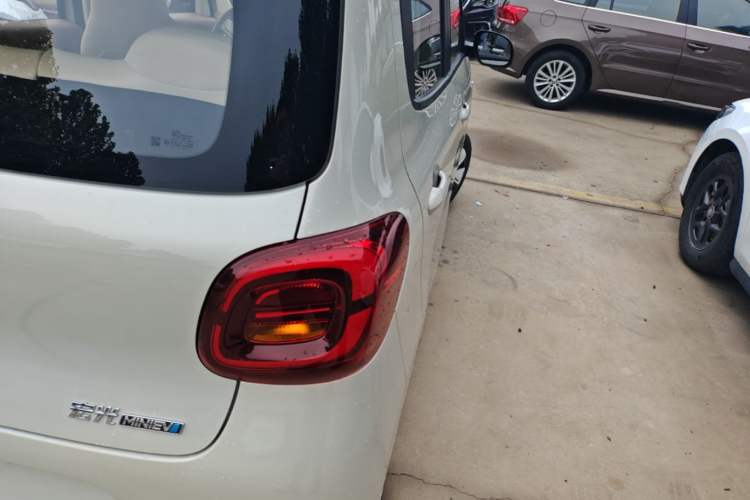 Used Wuling Hongguang MINIEV 2025 Four-Door Version Advanced Edition Right Rear Taillight