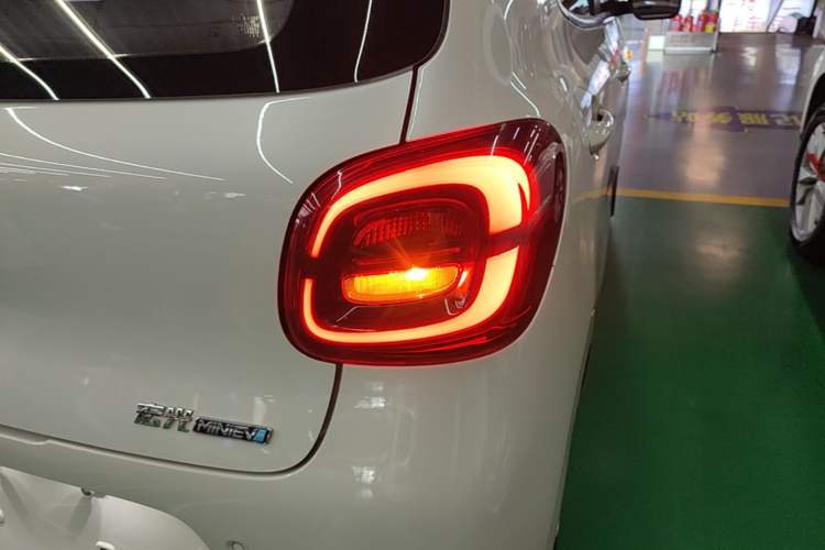Used Wuling Hongguang MINIEV 2025 Four-Door Version Advanced Edition Right Rear Taillight