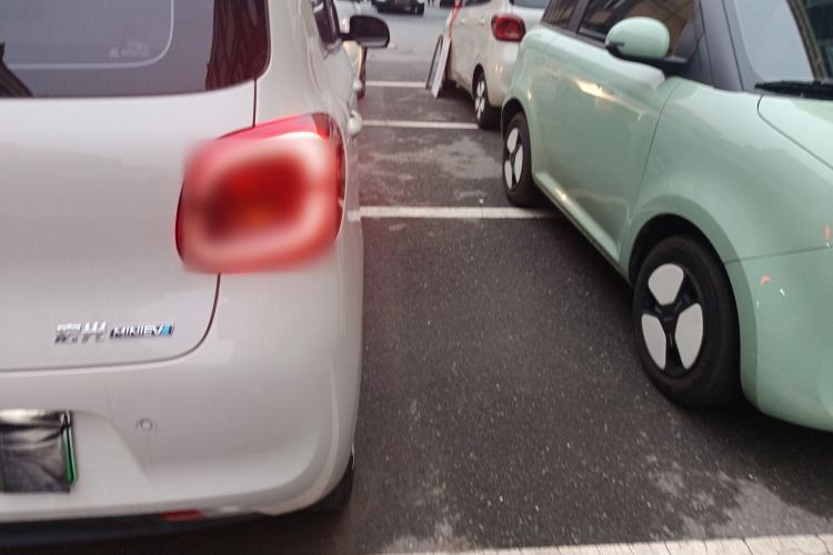 Used Wuling Hongguang MINIEV 2025 Four-Door Version Advanced Edition Right Rear Taillight