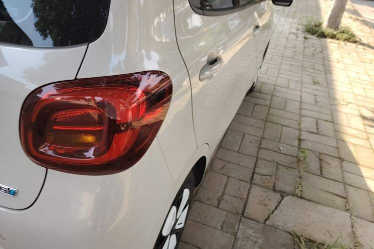 Used Wuling Hongguang MINIEV 2025 Four-Door Version Advanced Edition Right Rear Taillight
