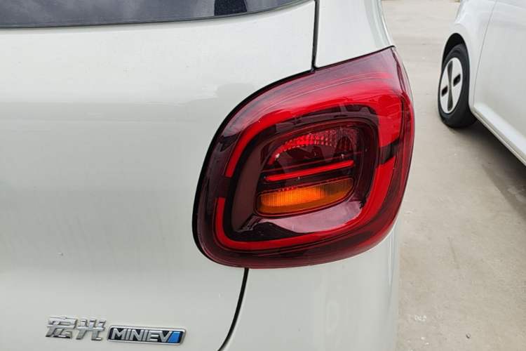 Used Wuling Hongguang MINIEV 2025 Four-Door Version Premium Edition Right Rear Taillight